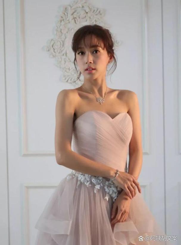 姥姥用绳把双胞胎拴腰上做饭