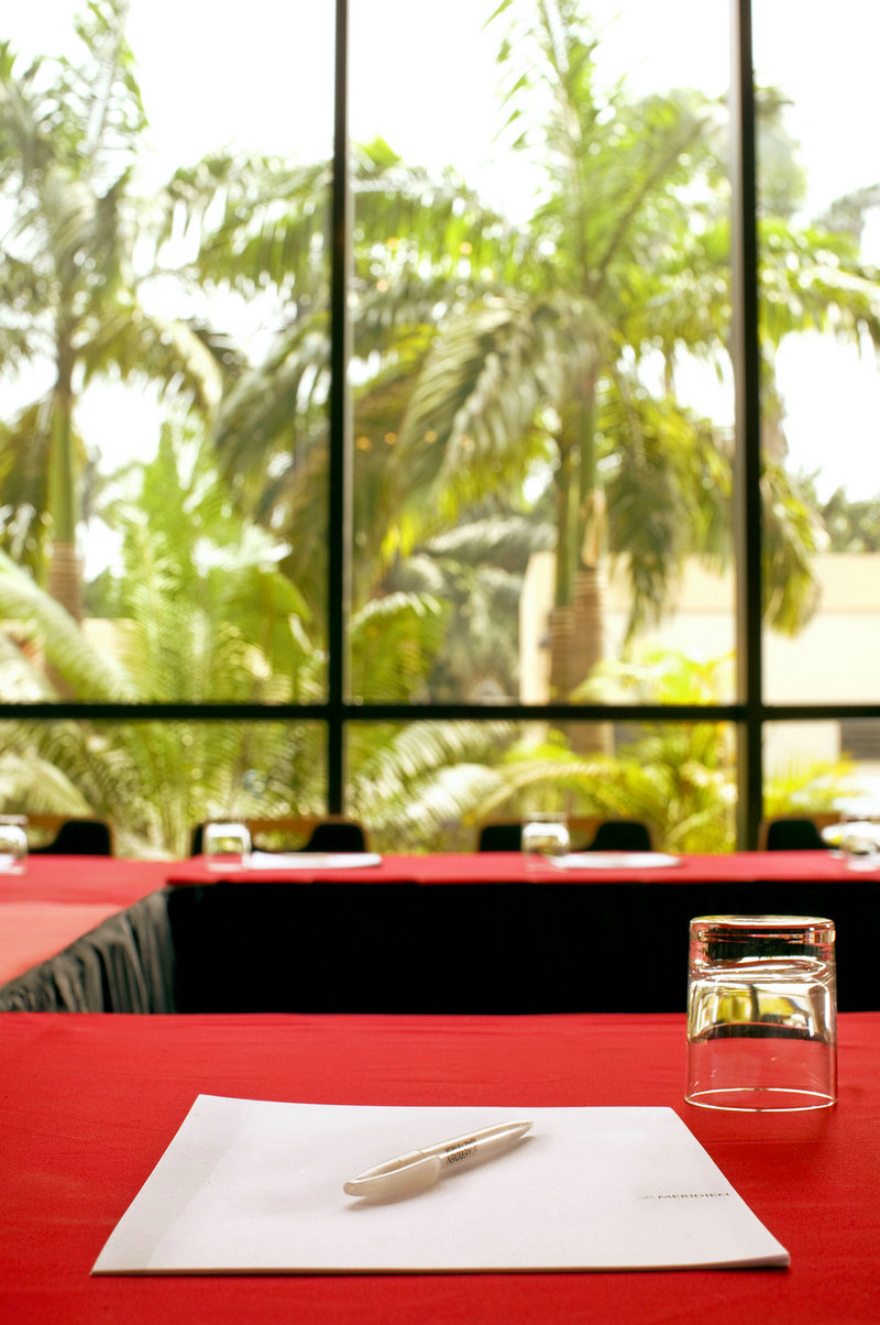 法国候选人被称为让欧洲疯狂的男人 娶了大自己24岁的老师