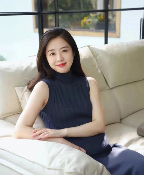 小车亲嘴大卡车妇女抛尸路边 现场惨不忍睹