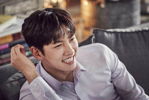 女子电梯内脱裤小便 男伴全程目睹