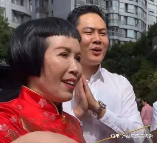 奔驰越野车追尾扎进挂车车底致两男女死亡