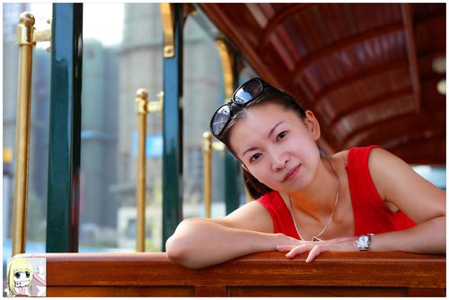 纽约女子跌入地铁轨道无法爬上站台 跟列车捉迷藏